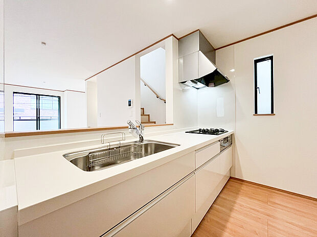 毎日使うキッチンがきれいだとお料理も楽しくなります。収納たっぷりなので調理器具や調味料も出し入れしやすいですね。お子様と一緒にお料理もできます。