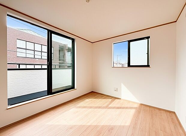 光が沢山取り込める大きな窓。2面採光なので、日差しを長時間受ける事が出来る暖かいお部屋です。もちろんペアガラスなので、遮音性にも優れ、結露も発生しにくい構造。サッシ周りのカビが発生しにくくなりますね。