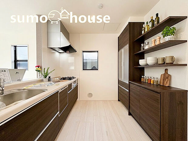 リビング全体を見渡せる対面式キッチンは、お料理中も家族とのコミュニケーションを大切にできる設計。シックなダークトーンのデザインが毎日の家事をスタイリッシュに演出します。(家具等はCGです)