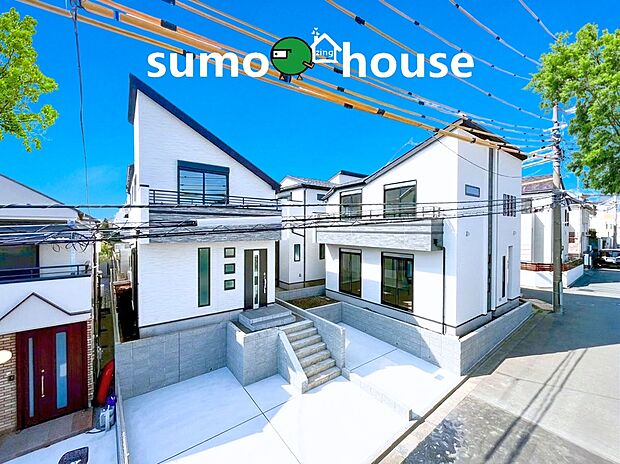 白を基調としたスタイリッシュな外観は、北東角地の開放感を最大限に活かした設計です 。シャープな屋根のラインとモダンなサイディングが、閑静な街並みに洗練された印象を与えます 。