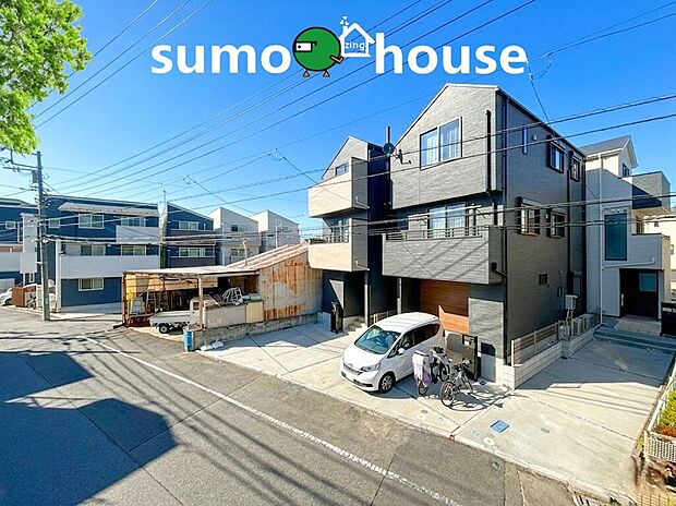 【モダンで洗練された外観】 ダークグレーとベージュを組み合わせた、スタイリッシュでモダンな外観デザイン。閑静な住宅街の中でもひときわ目を引く美しさです。