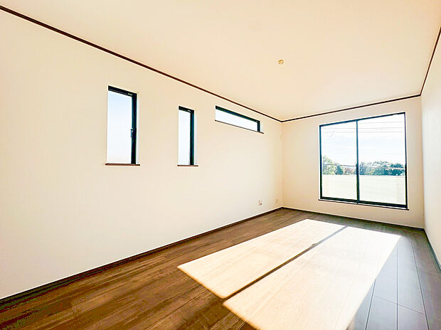 【主寝室はゆとりの9帖！】ダブルベッドを置いてもゆとりたっぷりの広々とした主寝室。大きな窓から朝日がたっぷりと入り、毎朝気持ちよくスッキリと目覚めることができます。