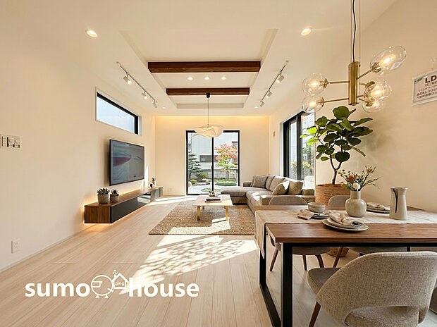 天井の折り上げ部分にあしらわれた化粧梁とダウンライトが、空間に奥行きと上質な雰囲気を演出します 。横長のスリット窓は、プライバシーを守りながらも柔らかな光を室内に取り込みます 。(家具等はCGです)