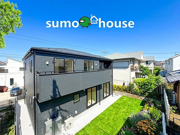 家の裏手には、緑豊かな芝生スペース（または広々とした防草シート敷きスペース）が広がります。ガーデニングや家庭菜園、お子様のプール遊び、BBQなど、家族の思い出を育む多目的な空間として活用できます。