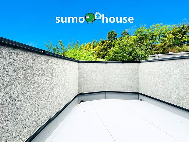 お洗濯物を干すだけのスペースではもったいない多用途にご利用いただける大型ルーフバルコニーです。天気の良い日にはテーブルとイスを並べて外でお食事なども楽しめ、ご家族憩いの場としてもご利用いただけます。