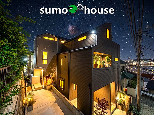 屋根の形状や窓の配置にもこだわった外観は周囲の街並みと美しく調和しながらも確かな存在感を放ちます。落ち着きのある色合いは汚れが目立ちにくく将来的な外壁のメンテナンスも容易なメリットがあるのも魅力です。