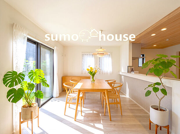 スッキリとした印象を与えるダウンライトが、部屋全体をモダンな雰囲気にしてます。ナチュラルな色合いのフローリングが広がり、様々な家具にも調和しやすいお部屋です。(家具等はCGです)
