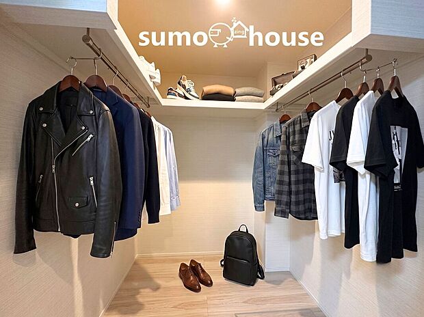 広々としたウォークインクローゼットには、大切な洋服をお店のように綺麗に飾れます。小物やバッグ類も整理しやすく、毎日の身支度が楽しくなります。(家具等はCGです)