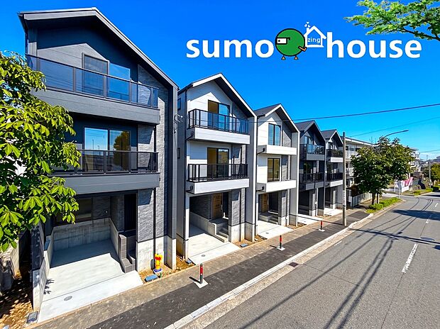 スタイリッシュでモダンな外観デザインは、周囲の落ち着いた住宅街の街並みに美しく調和してくれます。ご家族の大切なお車や自転車を雨風からしっかりと守ってくれる、広々としたビルトインガレージのある邸宅です。
