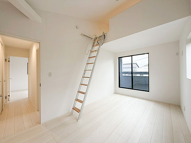 【洋室】こいのぼり・ひな人形・クリスマスツリーなど季節の玩具、スキーウエア・子ども用のビニールプール・ストーブなど季節用品などをしまう場所として重宝される小屋裏収納付き。