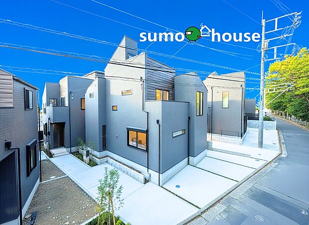 【洗練されたデザイン】ブラックのタイル調と木目調を組み合わせた外壁が、都会的で洗練された印象を与えます。