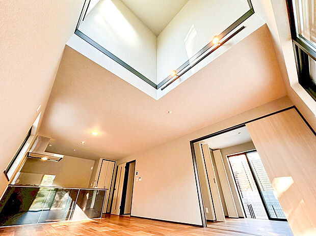 【リビング】開放感を演出する勾配天井。実際の広さよりも空間の広がりを感じるので、より開放的な気分になります。日当たりや風通しも良く、天井が高いのでシーリングファンがとてもよく似合う、お洒落なＬＤＫを演出できます。