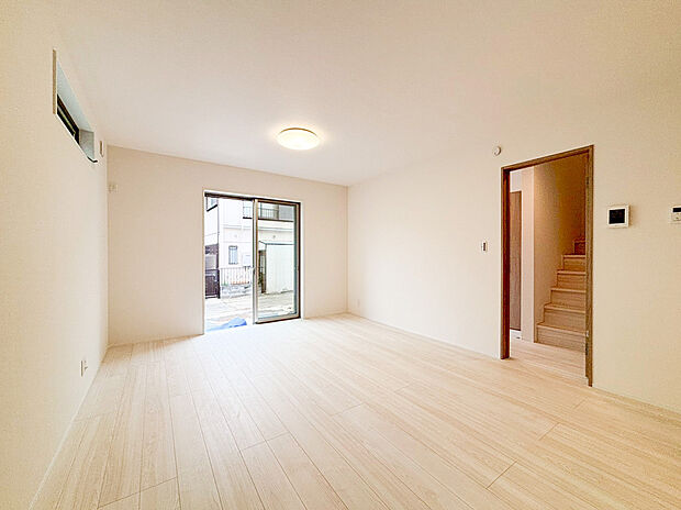 【リビング】ＬＤＫのメインとなる大きな窓。大きめの開口部から暖かい日差しが長い時間射し込みます。天気の良い日は是非窓を開けて風通しの良さもご体感下さい。明るいＬＤＫがご家族団欒の時を包みます。