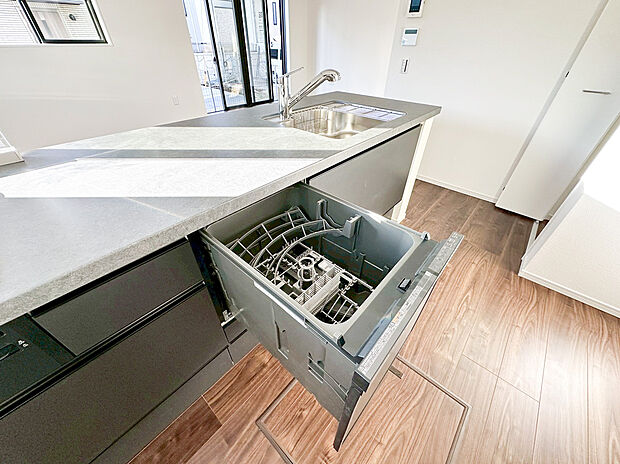 【食洗機】食器洗乾燥機付きで家族の食器もピカピカ。後片付けもラクラクこなせて、環境にもママの手にも優しい設備です。システムキッチン内に納まっているので、お料理の邪魔にもならずスッキリ快適にご利用いただけます。