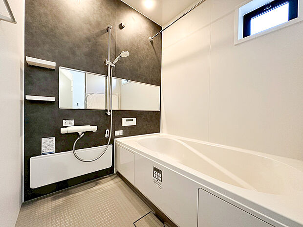 【ユニットバス】ゆったり入れる一坪バス。足を伸ばして入れるサイズは一日の疲れを癒すのに嬉しい広さですね。またお子様と一緒の入浴も充分な広さです。追い焚き機能や保温機能付きで快適なバスタイムをお楽しみください。