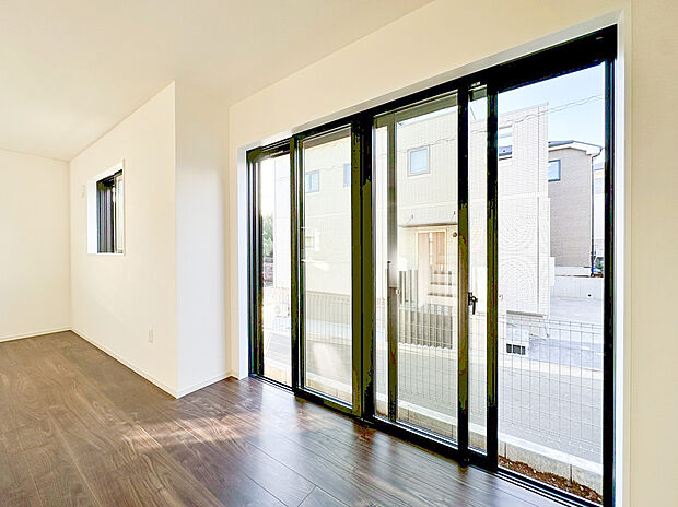 【リビング】ＬＤＫのメインとなる大きな窓。大きめの開口部から暖かい日差しが長い時間射し込みます。天気の良い日は是非窓を開けて風通しの良さもご体感下さい。明るいＬＤＫがご家族団欒の時を包みます。