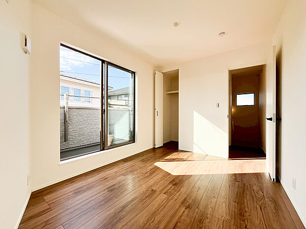 【洋室】お陽さまの光を爽やかな風をたっぷり取り込めます。室内はいつも明るい印象なので気持ちの良い朝を迎えられます。毎日の生活も明るくなりそう。