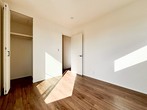 【居室】光が取り込みやすい2面採光の居室。日当たり良好です。しっかりとした大きさのクローゼットを完備し、収納スペースも十分。初めてのお子様にとっての「自分の部屋」。学習デスクやベッドの配置もラクラクです。