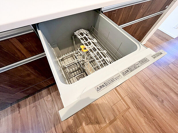 【食洗機】食器洗乾燥機付きで家族の食器もピカピカ。後片付けもラクラクこなせて、環境にもママの手にも優しい設備です。システムキッチン内に納まっているので、お料理の邪魔にもならずスッキリ快適にご利用いただけます。