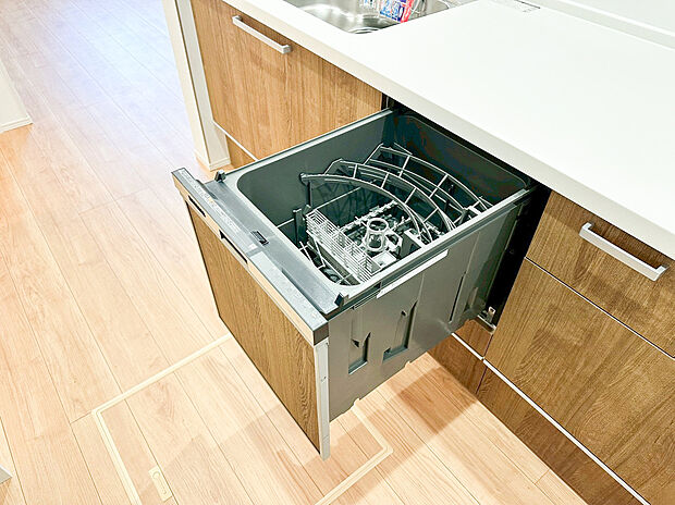 【食洗機】食器洗乾燥機付きで家族の食器もピカピカ。後片付けもラクラクこなせて、環境にもママの手にも優しい設備です。システムキッチン内に納まっているので、お料理の邪魔にもならずスッキリ快適にご利用いただけます。
