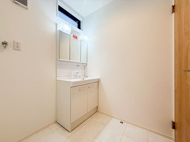 【洗面化粧台】たっぷりの大型収納を設けたシャワー付き洗面台で快適な暮らしを。収納力と機能性に優れたお手入れラクラクのゆったりとした洗面台で、朝の忙しい時間でも身支度準備がスムーズに出来そうですね。