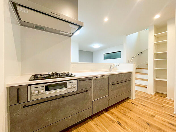 【キッチン】リビングで遊ぶお子様を見守りながらお料理が出来る対面式カウンターキッチンは、料理をしながらでもご家族との会話を楽しめます！大切なご家族をいつも身近に感じられ、毎日のお料理も楽しくなりますね！