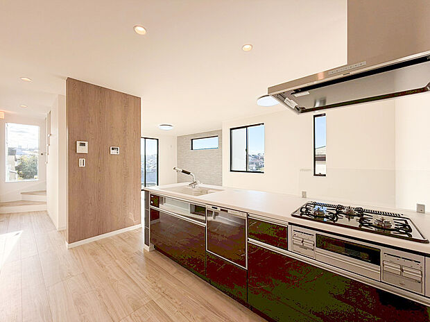 【キッチン】リビングに降り注ぐ明るい日差しがそのままキッチンにも柔らかく降り注ぐ明るい印象のキッチン廻り。リビングとキッチンの間に壁を設けてないフルオープンタイプですので、空間に一体感を感じられます。