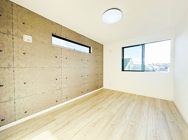 【居室】コンクリート打ちっぱなし風のアクセントクロスが目を惹くお部屋！インダストリアルでクールな空間を演出します。明るい木目調のフローリングと、自然光がたっぷり入る窓が、重厚な壁に軽やかな印象をプラス。