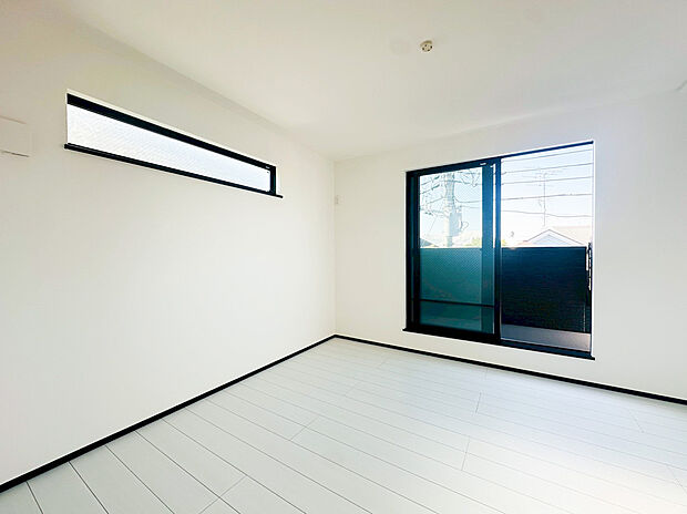 【居室】2面採光でお部屋の隅々まで明るい印象の居室。おひさまの光を、爽やかな風をたっぷりと取り込めます。居室内はいつも明るい印象ですので、気持ちの良い朝を迎えられそう。毎日の生活も自然と明るくなりますね。