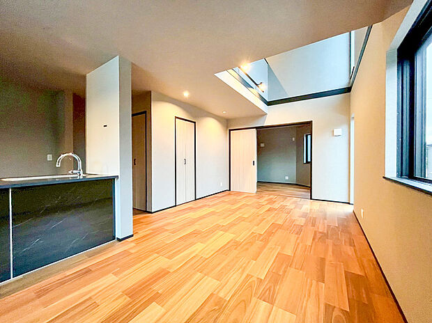 【リビング】早く引越しがしたい、転勤が決まった!という方におすすめの即入居・完成済の新築一戸建て。契約前に室内の見学ができ、部屋の雰囲気や広さ、眺望、住宅設備の使い勝手などしっかり確認できます。