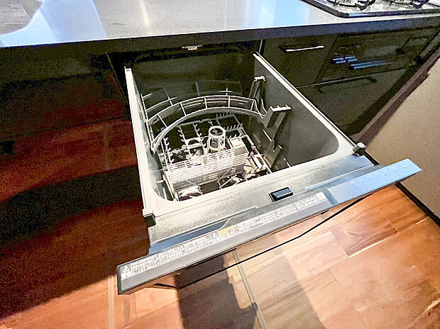 【食洗機】食器洗乾燥機付きで家族の食器もピカピカ。後片付けもラクラクこなせて、環境にもママの手にも優しい設備です。システムキッチン内に納まっているので、お料理の邪魔にもならずスッキリ快適にご利用いただけます。