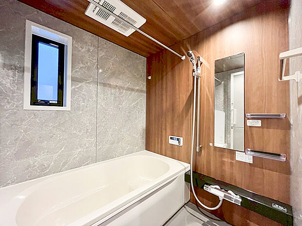 【ユニットバス】ユニットバスはゆったりとくつろげる1坪タイプ。足までしっかりと伸ばせる浴槽は、心身ともにしっかりと疲れを癒してくれます。お子様とも一緒に浸かれ、ご家族みんなで一緒にバスタイムを楽しめますね♪