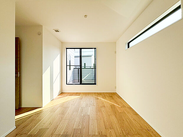 【洋室】2面採光でお部屋の隅々まで明るい印象の居室。おひさまの光を、爽やかな風をたっぷりと取り込めます。居室内はいつも明るい印象ですので、気持ちの良い朝を迎えられそう。毎日の生活も自然と明るくなりますね。