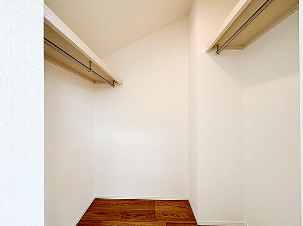 【ウォークインクローゼット】ウォークインクローゼットのある住まいで収納上手な生活を実現！衣類だけでなく、箱物や思い出の品もたっぷり収納できますので、整理整頓おしまい頂けたら居室空間をより広々とお使いいただけます！