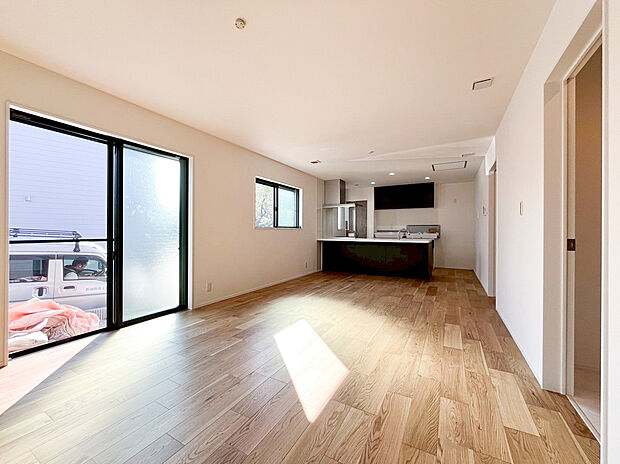 【リビング】ＬＤＫのメインとなる大きな窓。大きめの開口部から暖かい日差しが長い時間射し込みます。天気の良い日は是非窓を開けて風通しの良さもご体感下さい。明るいＬＤＫがご家族団欒の時を包みます。