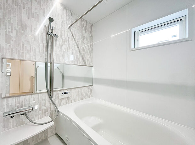 【ユニットバス】ご家族との憩いの場として、一日の疲れを癒す場として、ゆったりと足を伸ばしてくつろげる綺麗で清潔感のある色味の浴室。気持ちの良い光と爽やかな風をたっぷりと取りこめる開閉式の窓も設置しています。