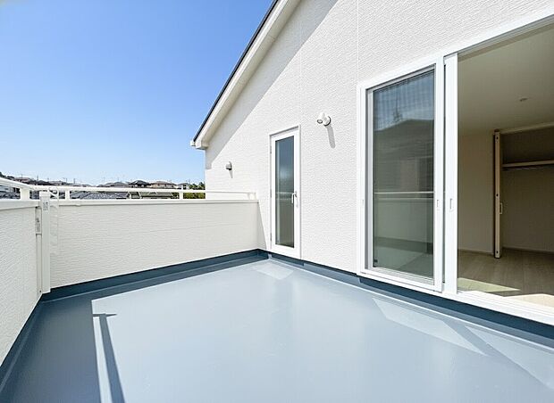 【ルーフバルコニー】思わず大きく深呼吸したくなるルーフバルコニーは空が青く、近く、広く感じる事が出来ます。周囲には高い建物のないエリアですので、どこまでも見渡せます。隅々まで陽が差しこみ、お洗濯物もあっという間に乾きそう