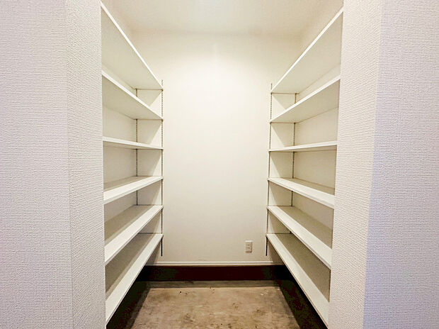 【シューズインクローゼット】大容量のウォークインシューズクローゼットが嬉しい住まい。ご家族全員の靴はもちろん、お子様のおもちゃやベビーカー、パパのゴルフバック、カー用品などかさ張る物もスッキリまとめておしまい頂けます。