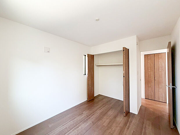 【居室収納】全居室には大型の収納クローゼットを完備！普段使いのお洋服や小物はもちろん、季節物のお洋服などもしっかりと整理整頓おしまい頂けます。居室空間をより広く隅々までお使いいただけますね。