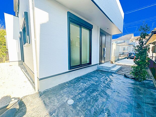 【洗練されたデザイン】四季の移り変わりを感じられる贅沢な空間。緑の潤いを感じられる環境でホッと生活できそうです。お好みの木々やお花を植えられるスペースもありますので、ちょっとしたガーデニングも楽しめます。