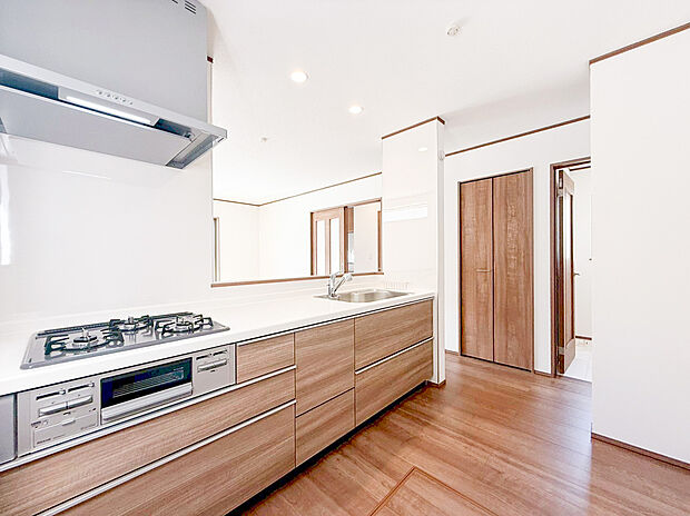 【キッチン】リビング対面式のカウンターキッチンですので、出来上がったお料理をカウンターに並べてお子様が運ぶなど、お手伝いの時間も増えそうですね！ご家族と会話をしながらお料理を楽しめ一体感を感じられるキッチン仕様。