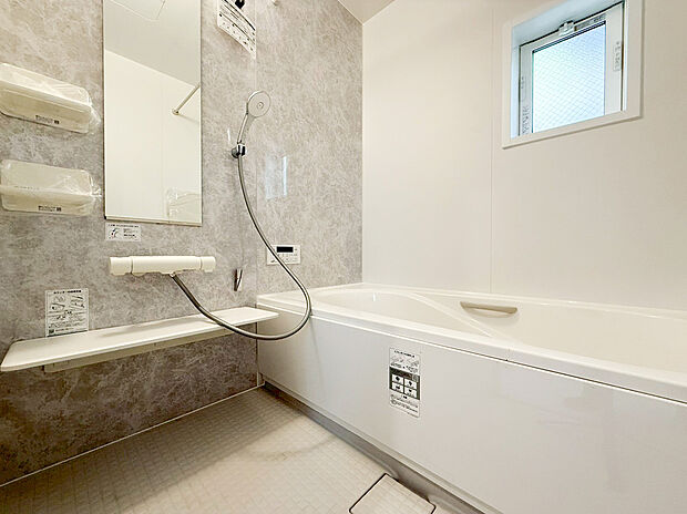 【ユニットバス】ユニットバスはゆったりとくつろげる1坪タイプ。足までしっかりと伸ばせる浴槽は、心身ともにしっかりと疲れを癒してくれます。お子様とも一緒に浸かれ、ご家族みんなで一緒にバスタイムを楽しめますね♪