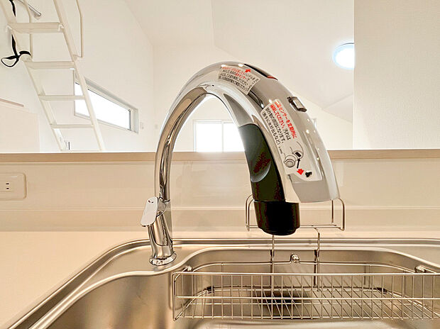 【浄水器】キッチンには浄水器を標準装備。最近は水を飲むという場面以外にも料理で使用したり、野菜を洗う場合もキレイな水で洗いたいという人が増えてきています！赤ちゃんのミルク用としても重宝いただけます。