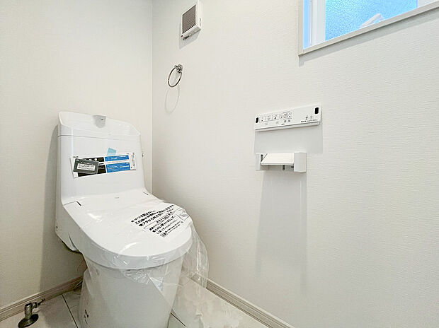 【ウォシュレットトイレ】洗浄機能付き便座を標準装備。冬の寒い時期には暖房機能も活躍。快適にご利用いただけます。