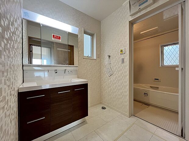 【洗面化粧台】ゆとりの洗面スペースで朝の身支度も快適スムーズに。3面鏡で髪のセットやお化粧もストレスなくこなせ、朝から気分良く通勤通学に向かえそうですね!鏡の裏にはたっぷりと収納スペースを標準装備!