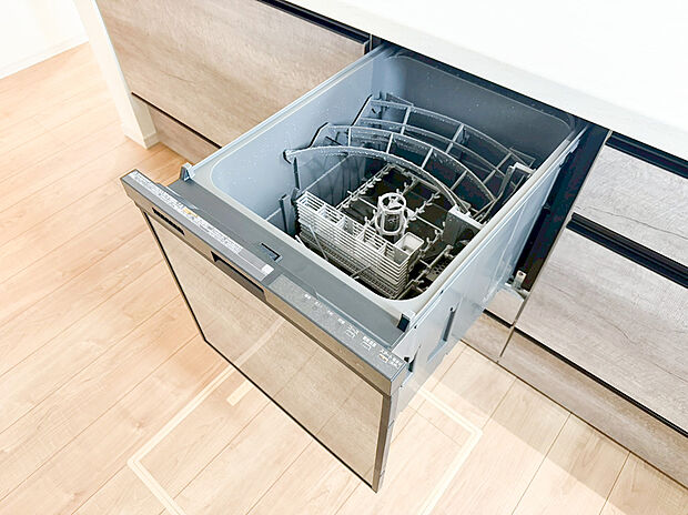 【食洗機】食器洗乾燥機付きで家族の食器もピカピカ。後片付けもラクラクこなせて、環境にもママの手にも優しい設備です。システムキッチン内に納まっているので、お料理の邪魔にもならずスッキリ快適にご利用いただけます。