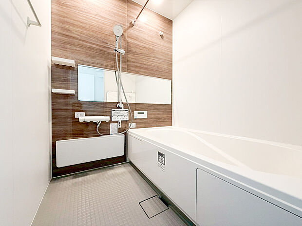 【ユニットバス】ユニットバスはゆったりとくつろげる1坪タイプ。足までしっかりと伸ばせる浴槽は、心身ともにしっかりと疲れを癒してくれます。お子様とも一緒に浸かれ、ご家族みんなで一緒にバスタイムを楽しめますね♪