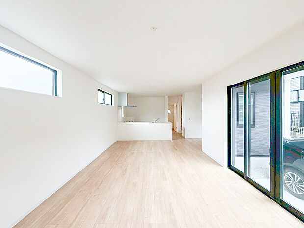 【リビング】南に大きく面した掃出し窓から光が降りそそぐ開放的なリビング。大きな窓からは、太陽のやわらかな光はもちろん、年中爽やかな風が吹き抜けます。自然の恵みが、快適で心地の良い空間を演出してくれますね。