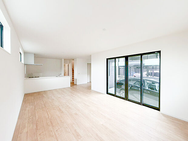 【リビング】ＬＤＫのメインとなる大きな窓。大きめの開口部から暖かい日差しが長い時間射し込みます。天気の良い日は是非窓を開けて風通しの良さもご体感下さい。明るいＬＤＫがご家族団欒の時を包みます。