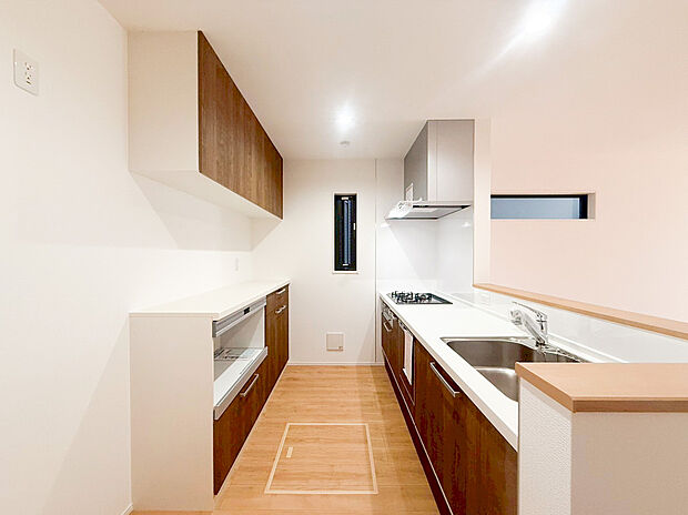 【キッチン】新しいキッチンは食事の支度が捗ります。お手伝いをしてくれるお子様と並びながら準備や片付けが出来るキッチンは、ご家族のコミュニケーションを育む場として活躍します。何気ない時間ですが、大切にしたいですね。